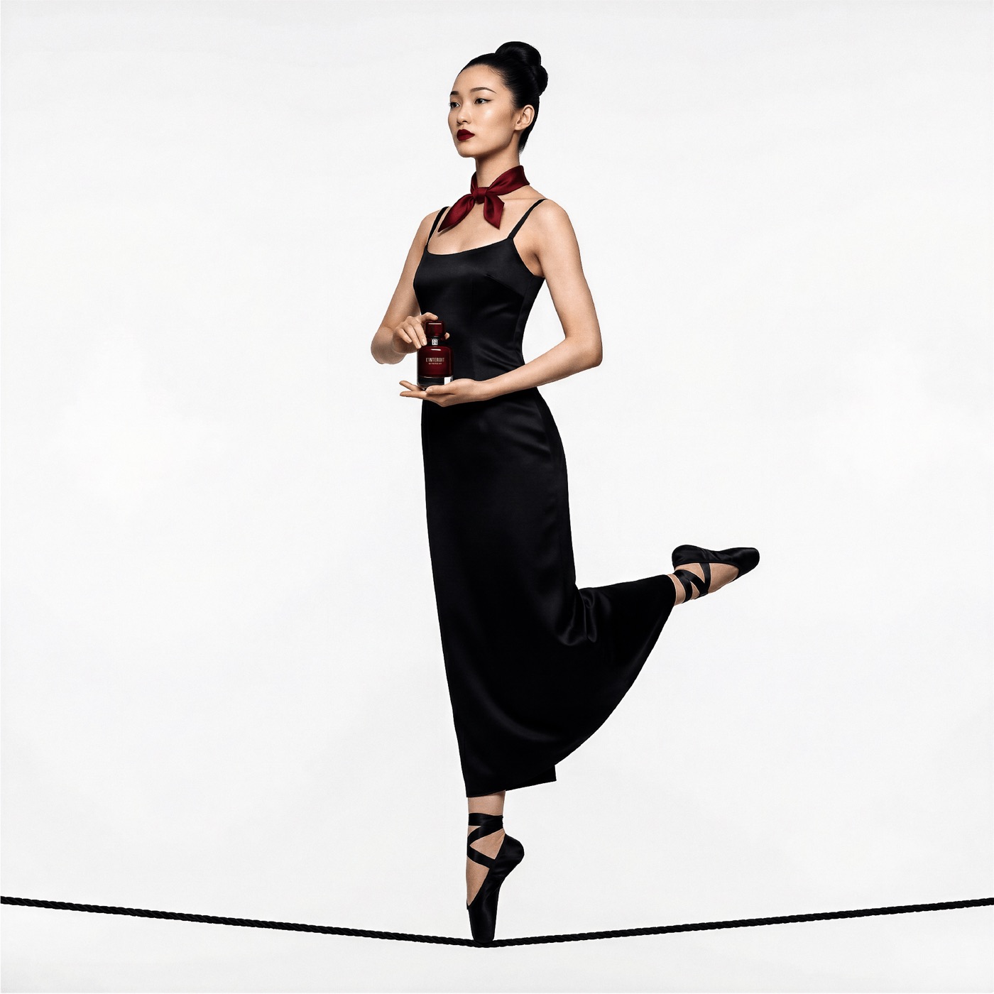 Danseuse en robe noire, posture classique — éditorial minimaliste