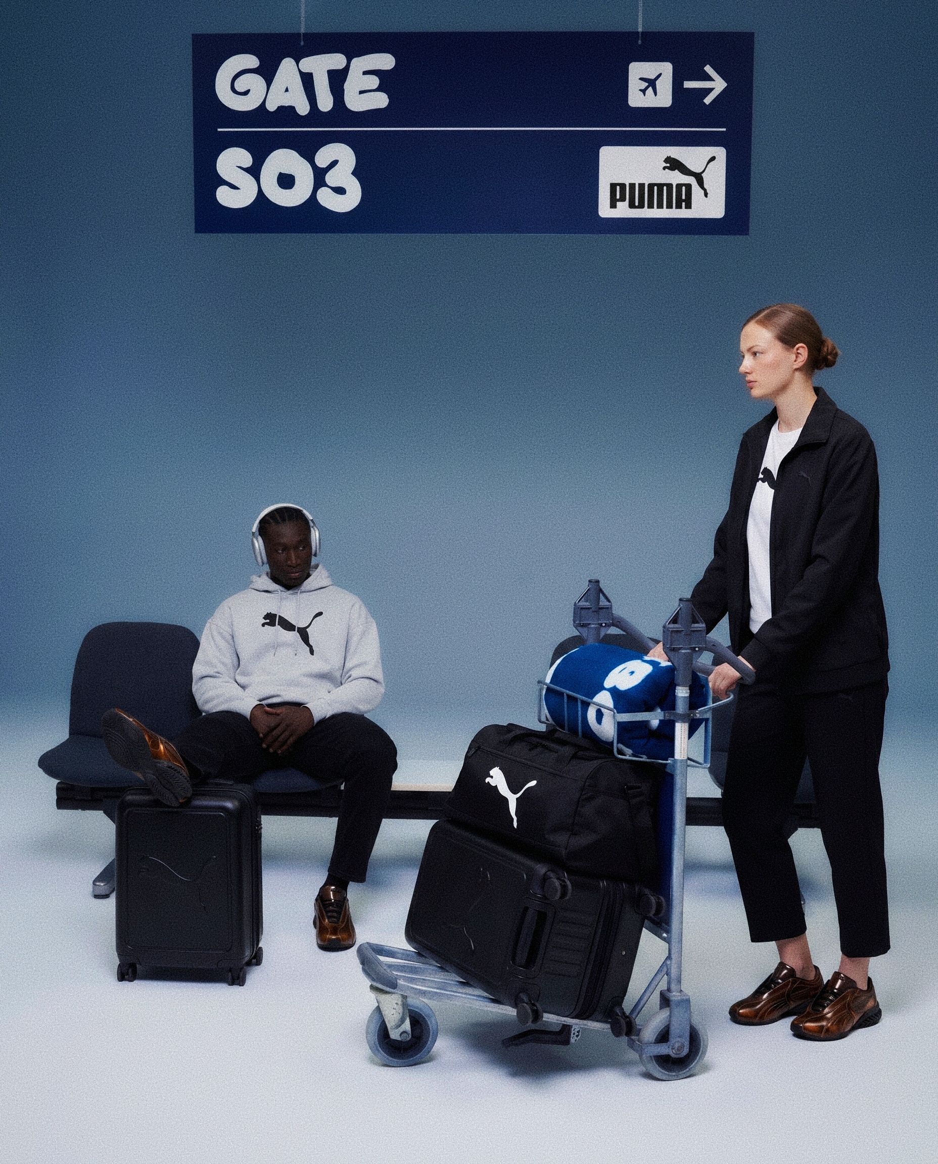 Campagne Puma dans un terminal d’aéroport futuriste avec voyageurs, valises noires et chariot à bagages